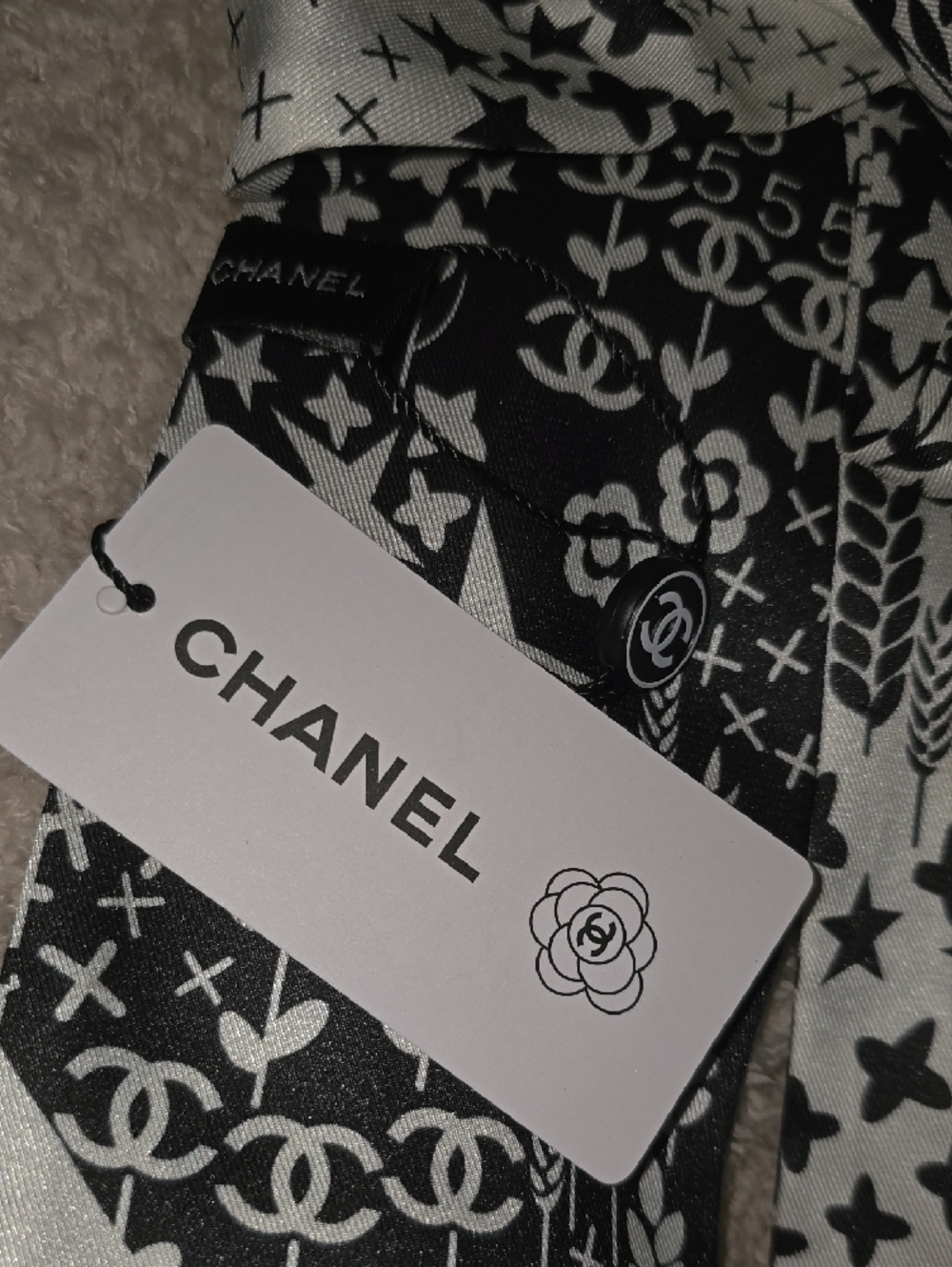 CHANEL Black & White Silk Twilly with Logo & Star Motifs - Picture 5 of 6